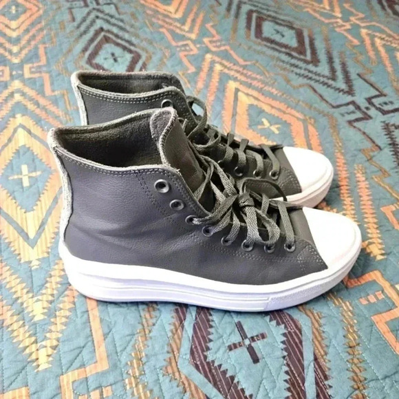 Like new Woman's Chuck Taylor‎ All Star - Picture 1 of 8